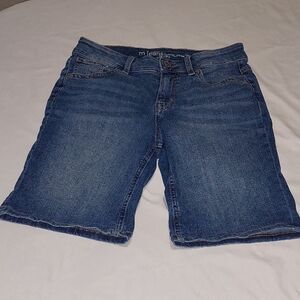 Maurices Mid-Rise Blue Denim Burmudas .Size 4 Womens .